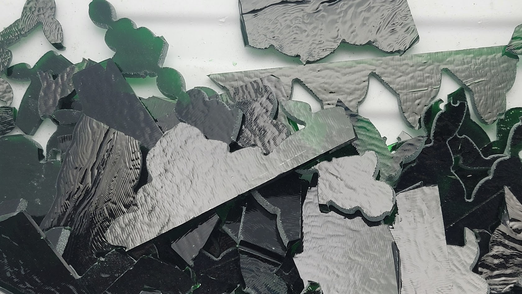 1145 Kelly Green 90 COE Transparent Scrap 8 Ounce Package Bullseye Glass- 